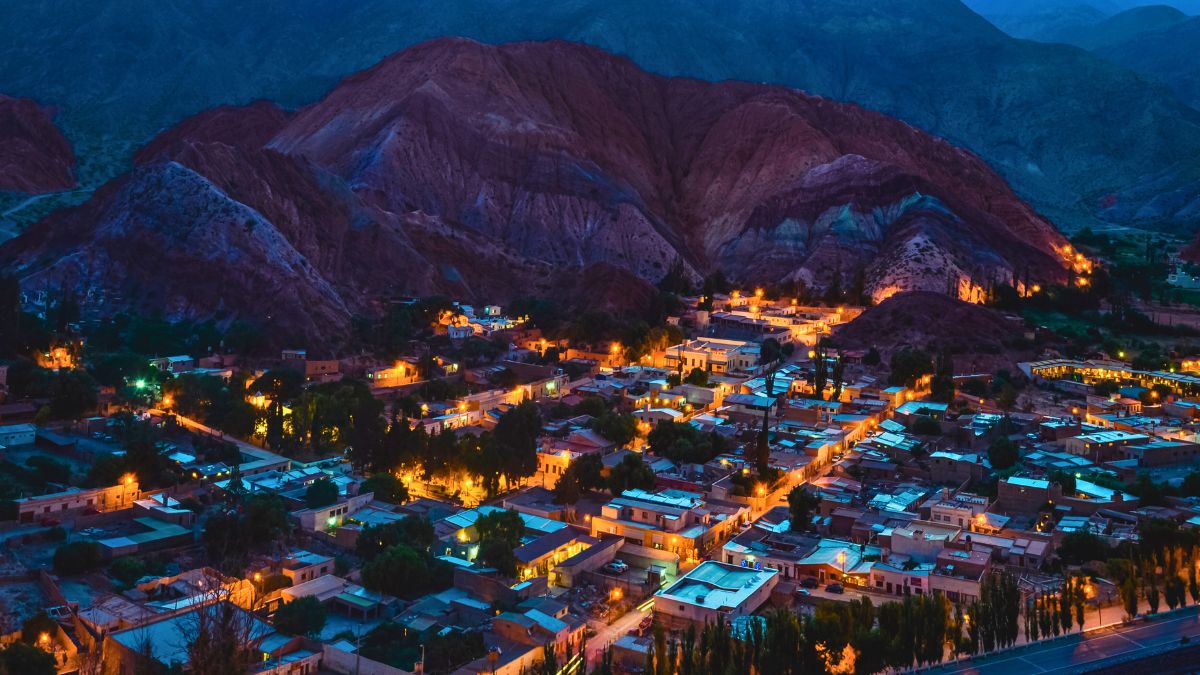 Cerro de los Siete Colores de noche bajo las estrellas en Purmamarca, Jujuy