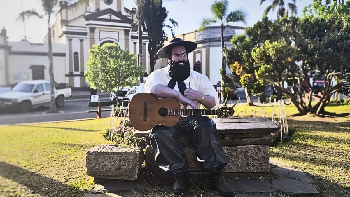 Estatua de Jorge Cafrune en la plaza central de El Carmen, Jujuy.