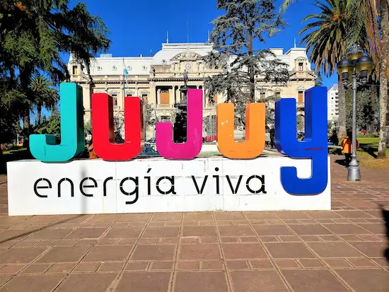 Vista de la Plaza Belgrano y la Casa de Gobierno en San Salvador de Jujuy, centro del circuito turístico Tacita de Plata.