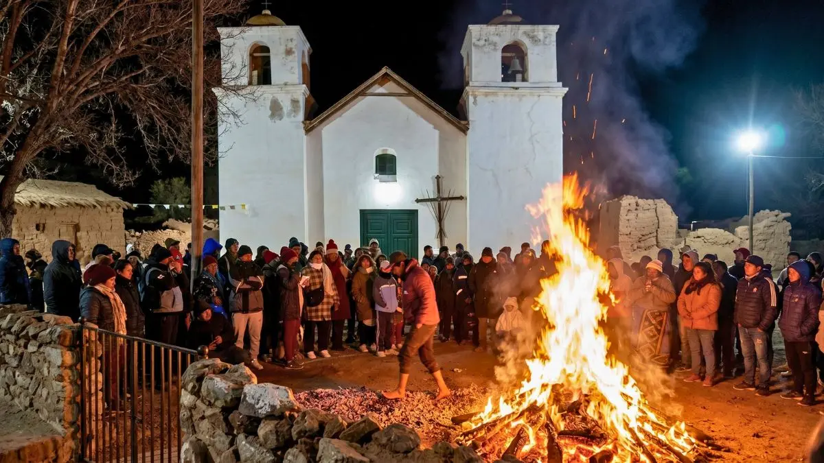 Fogata gigante y ritual del fuego frente a la iglesia mística en la Fiesta de San Juan Bautista en Jujuy