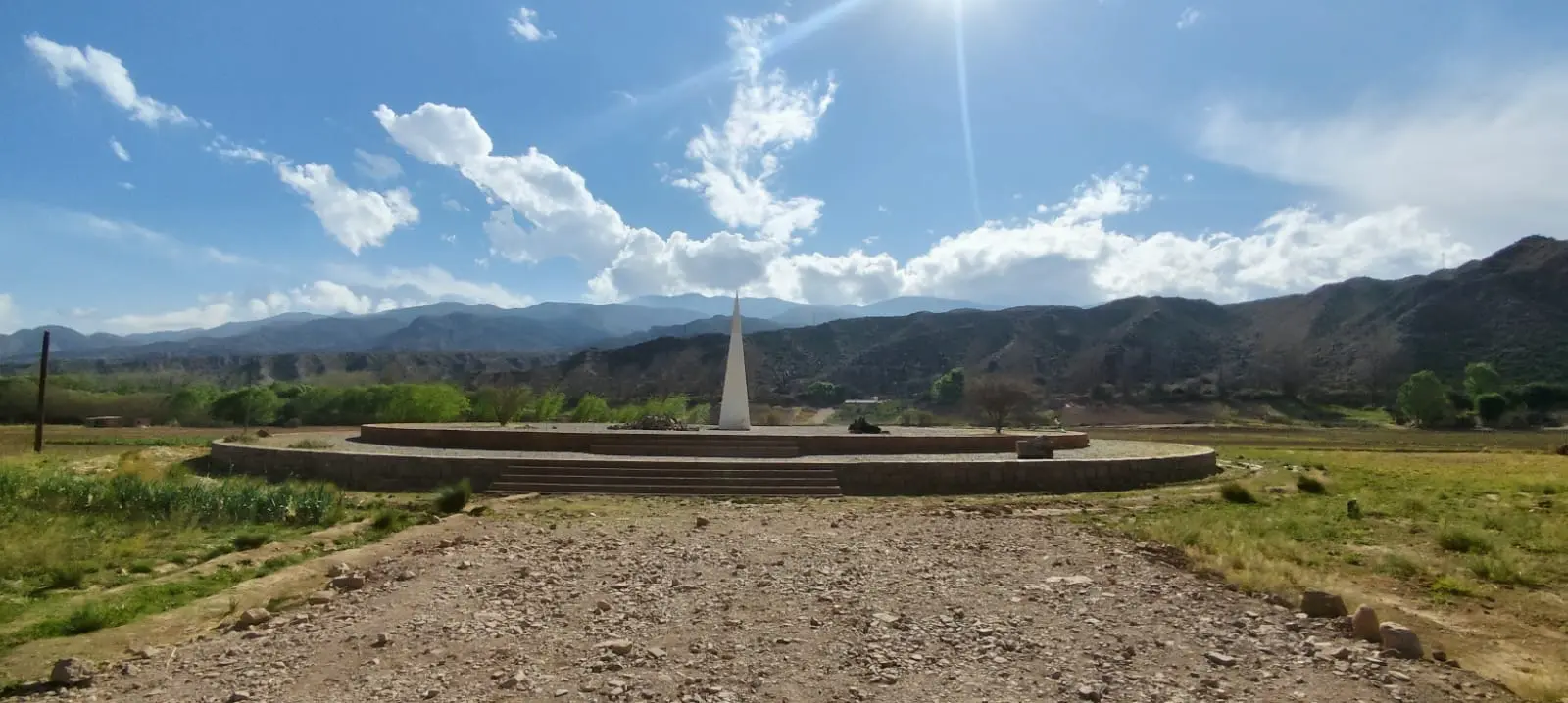 Monolito del Trópico de Capricornio en La Guía de Huacalera, Jujuy, y cerros de colores de fondo.
