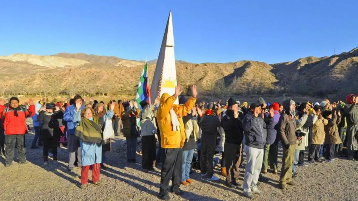 Celebración del Inti Raymi en Jujuy 2026 frente al Monolito del Trópico de Capricornio en Huacalera.
