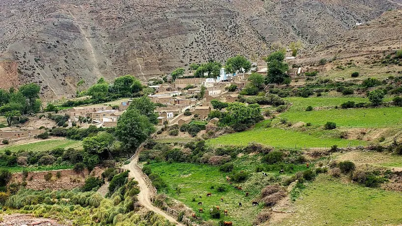Vista panorámica del pueblo de Caspalá en Jujuy con sus cerros, terrazas de cultivo verdes y casas tradicionales de piedra.