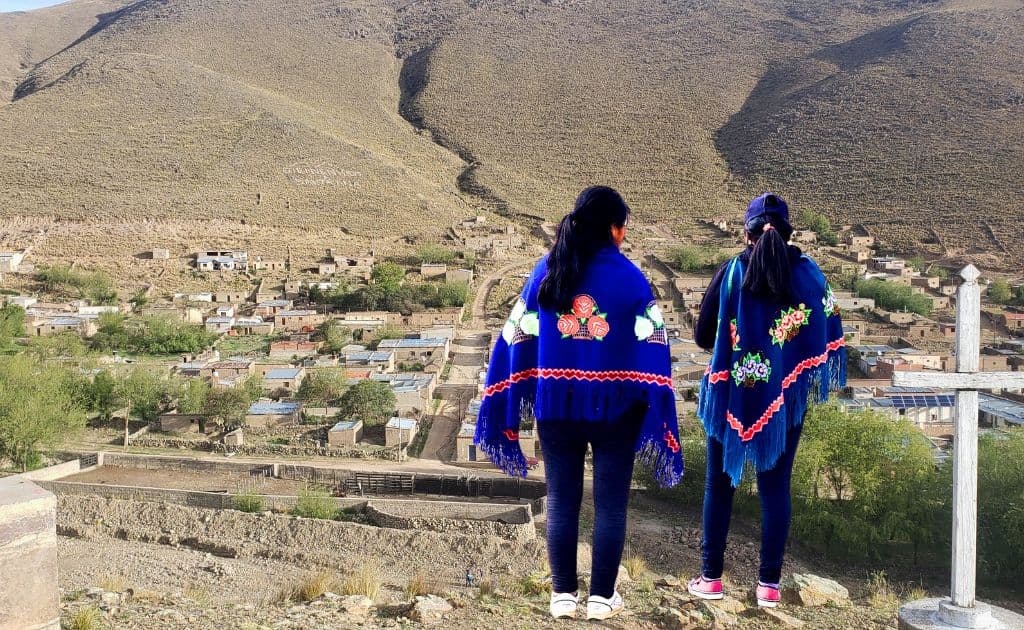 Vista panorámica de Santa Ana Jujuy con artesanas luciendo rebozos tradicionales bordados